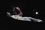 Elisa Badenes and Daniel Camargo in the last moments of Romeo and Juliet