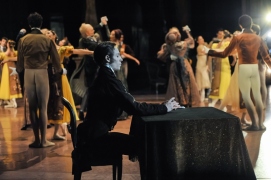 The second act: Roman Novitzky as Onegin