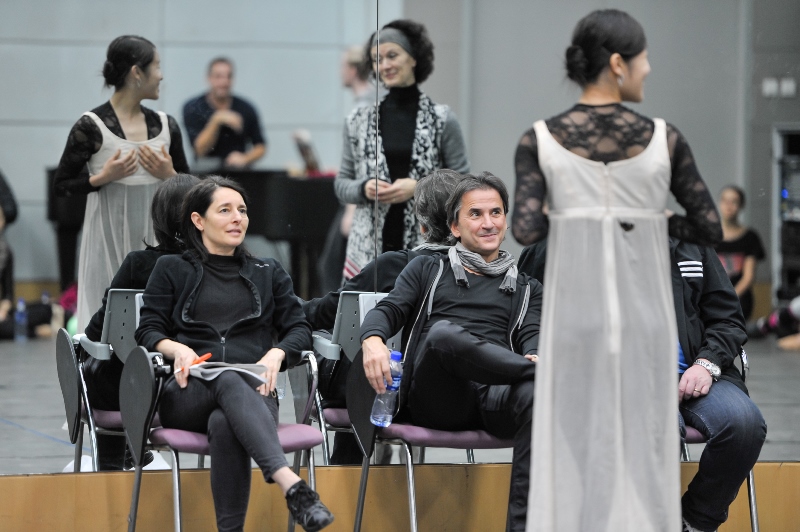 Rehearsal in the studio with Hyo-Jung Kang (Juliet) and Sonia Santiago (Juliet’s Nurse) and the ballet masters: Yseult Lendvai, Tamas Detrich, Thierry Michel