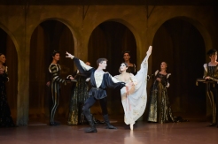Alexander Mc Gowan and Hyo-Jung Kang: Juliet dances with her intended betrothed count Paris.