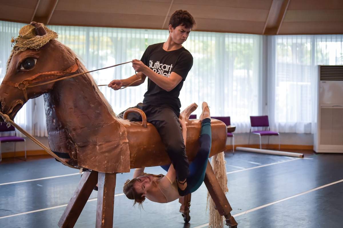 Nothing is as easy as it looks: even the "gymnastics" on the "horse" have to be rehearsed. Here with Adhonay Soares da Silva and Elisa Badenes.