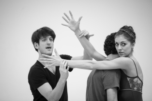 Adhonay Soares da Silva, Daiana Ruiz and Fabio Adorisio in Or Noir © Carlos Quezada