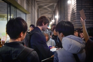 Even in Nishinomiya autograph hunters are waiting for Alicia and Friedemann at the stage entrance