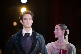 Our special guest, Mathieu Ganio, Étoile of the Paris Opera Ballet, enters the scene: Tatiana meets Onegin for the first time...