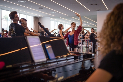 Company class in the morning starts the day: here with Alessandro Giaquinto, Friedemann Vogel, Daiana Ruiz, Priscylla Gallo and at the piano Catelijne Smit who always gets the dancers motivated with her magical music mix