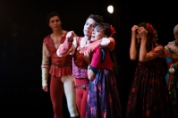 The death of Mercutio: Timoor Afshar as Benvolio, Louis Stiens as Mercutio, Rocio Aleman and Daiana Ruiz as gypsies
