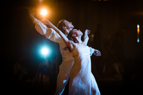 Anna Osadcenko as Juliet and David Moore as Romeo fighting fate