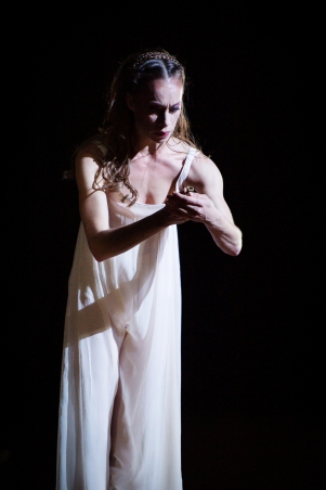 Anna Osadcenko as Juliet takes the poison