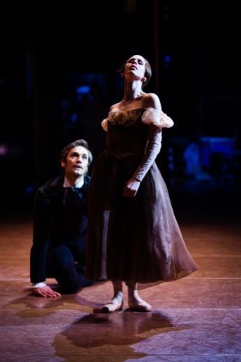 The final, dramatic pas de deux: Onegin has written Tatiana his own letter; he says he loves her and wants her back although she is married to Prince Gremin. Now Tatiana must decide what to do… Elisa Badenes and Friedemann Vogel perform this famous, heart-wrenching scene